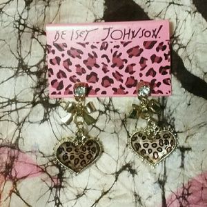 💟 Betsey Johnson leopard heart earrings 💟